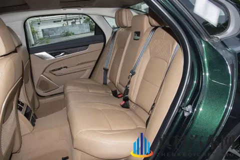 捷豹 XFL 选两驱还是四驱？选基础豪华还是全面升级？-1