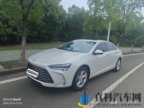 等红灯别傻踩D挡!白色君威这操作舒服到上瘾-1