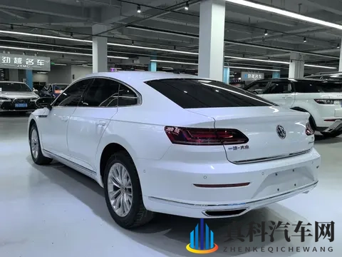 黑人巨大两根挤进一个:黑人身材魁梧,两臂紧抱一人大象-3