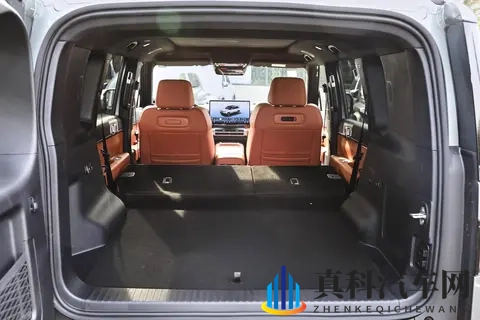 1898万的方程豹钛7有多香？47处储物格+1880L空间，买得钛对了-2