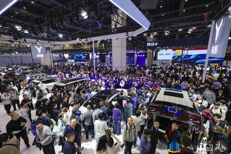 岚图泰山郑州车展首秀:中式豪华+华为黑科技,实力够狠-1