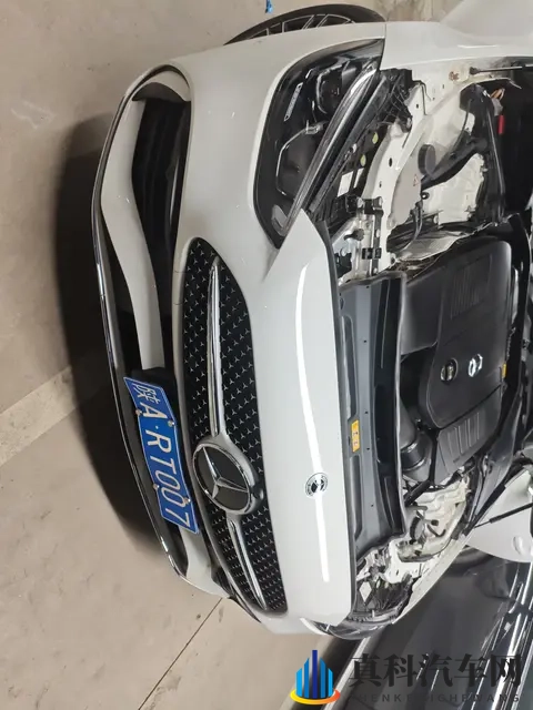 2万公里，一手白色奔驰C级，22万多体验豪华质感！-1
