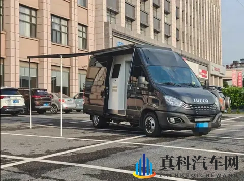 不是豪华,是自在——一辆露营车里的生活哲学-2