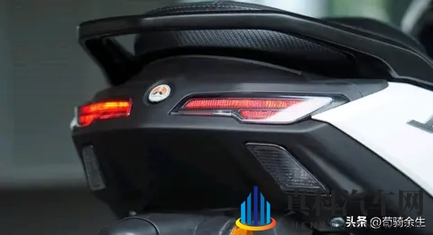 7980元买水冷150+ABS+TCS？这款平踏板把小排量配置卷到新高度！-1