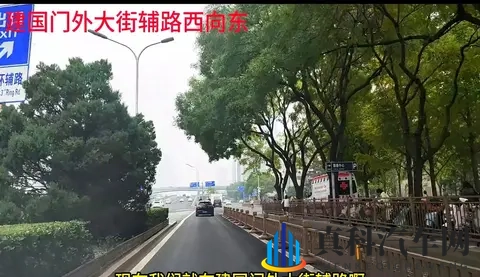 北京国贸桥西，主路出辅路压线，司机注意避让-1