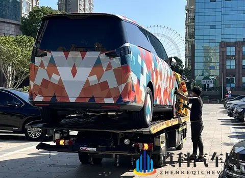 杭州湾埃尔法?疑似吉利新款MPV谍照曝光-1