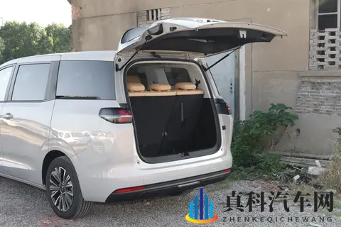 五菱又出神车：7座布局+3种动力版本，家用MPV就选它-2