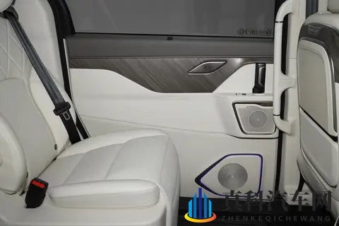 配HUD+23个扬声器,这台2858万的MPV车型实力如何?-1