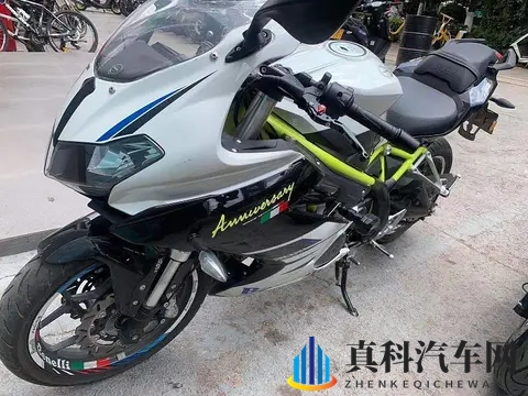 在床上打扑克牌：床榻之上欢乐多，扑克游戏乐趣长-3