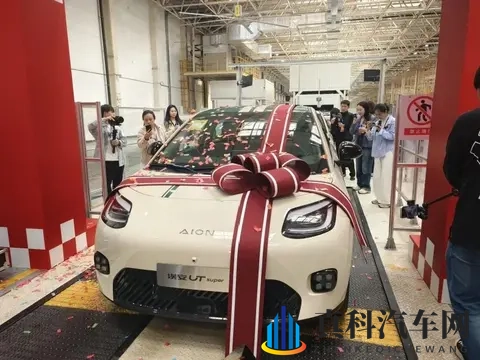 京东首款“国民好车”下线，53秒产一辆。首辆车半月前7800万拍出-1