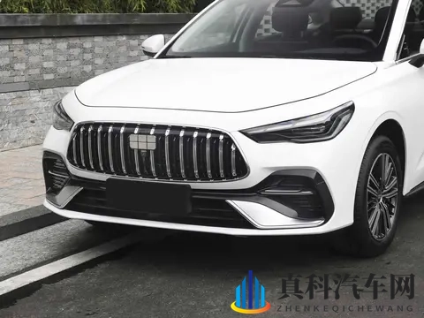 吉利“上硬菜”,688万三厢轿车,亏电油耗28L,买家用车看它-3