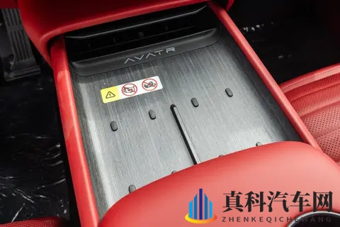 阿维塔06 2025款Ultra增程版：豪华、智能与实用兼备，适合年轻人-1