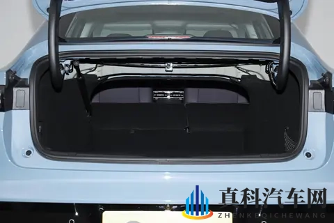 10万级轿车新选择!空间大,续航稳,配置高,零跑B01家用真香!-1