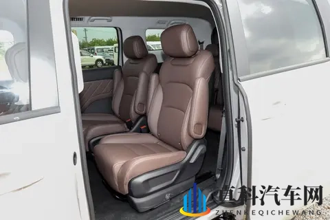 终于等到！10万级MPV再也不用“硬邦邦”，五菱星光730来了-1