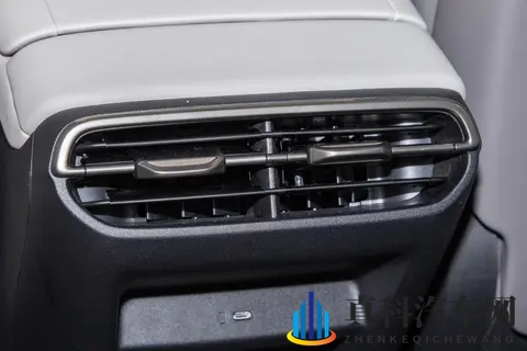 15万级纯电轿跑新标杆！5nm芯片+4合1电驱+空悬，1399万起售-2