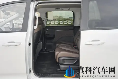 这款10万级家用MPV,可配电滑门,双独悬,大7座布局,好开又好坐-3