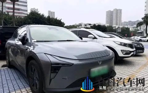 烂尾车”逆袭记：年轻人花1_3价格抢破产车刷机改装-1