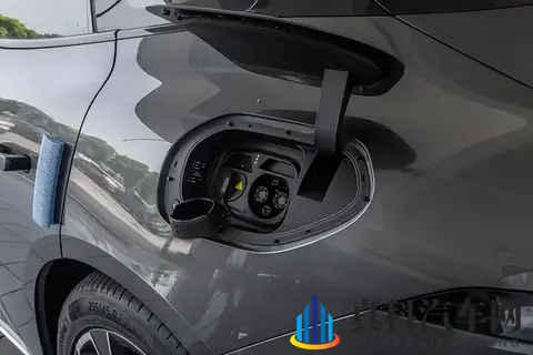 华为辅助驾驶+空气悬挂，这款中型车有豪华车的味道？-3