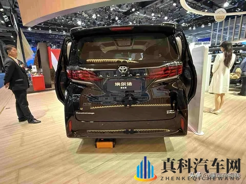 丰田埃尔法卖140万，轮椅能自己上下车，这车真要改行了-3