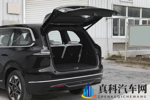 解读深蓝 S09 2025 款后驱 Max:家庭出行的实用之选-3