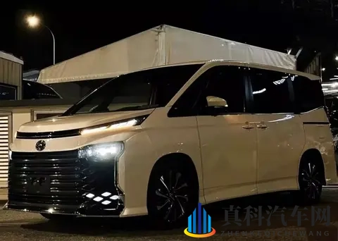 丰田杀疯了!埃尔法入门版跌破24万,3米轴距+8座太香了-3