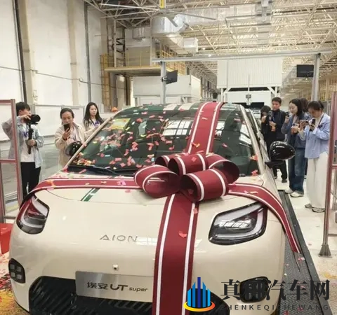 在卫生间啪女友闺蜜的小：女友闺蜜在卫生间亲密行为曝光-2