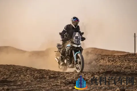 两万出头配齐三箱和双电控,这台国产ADV让春风450MT也紧张?-3