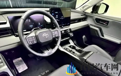 新一代RAV4实车亮相!机甲外观酷似霸道,三种动力可选,还配四驱-2