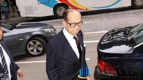 20年千万防弹车易主！李嘉诚宝马内饰极简，网友顿悟了？-1