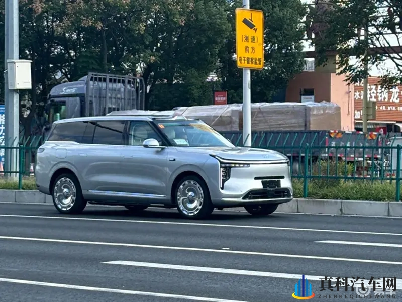 智己LS9实车现身街头,气场着实很强大-1