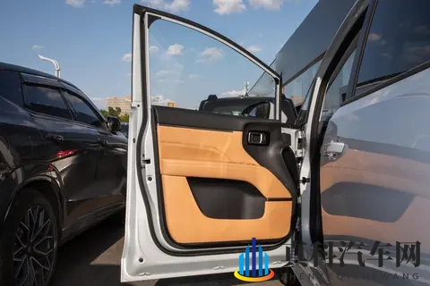 男生和女生在一起差差差的软件：智能驾驶新潮流，情侣出行更甜蜜-1