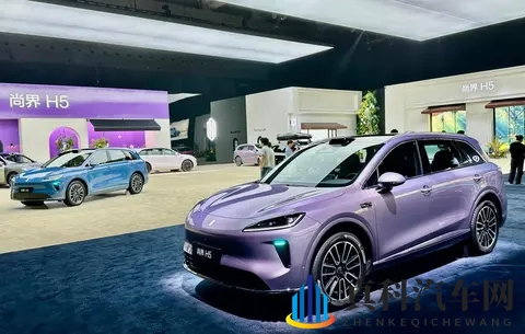 班长让我揉她 脱她衣服漫画：全新智能SUV亮相，科技与舒适兼备-3