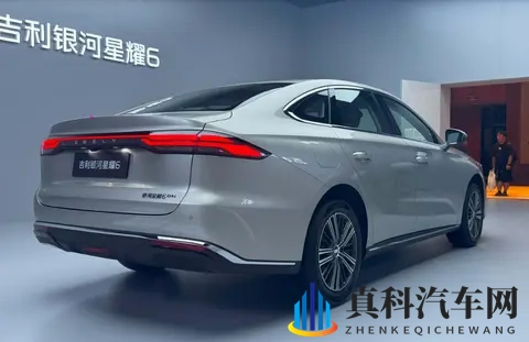 入门60公里纯电续航,星耀6看似鸡肋,但一口价688万起是大招-1
