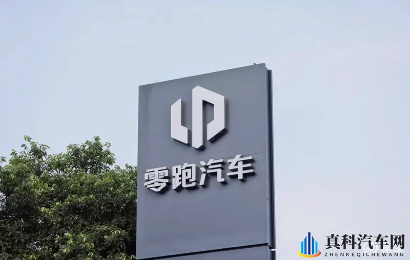 零跑首款MPV谍照曝光,5.2m车长,半价MEGA要来了-1