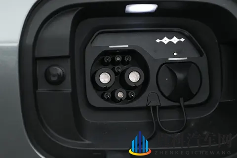 科技大空间SUV，方程豹钛7，让全家出行更安心与便捷-3