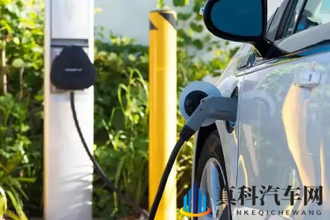 燃油车会被淘汰吗？看看修车店老板怎么说，你也许就清楚了！-3