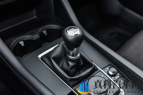 开会桌子下面口:新能源汽车崛起,未来汽车生活大不同-1