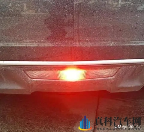 为什么前雾灯是黄色,后雾灯是红色?平时可以开雾灯辅助照明吗?-3
