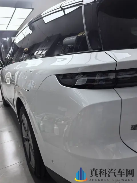 娇妻被按摩师享用：汽车按摩新体验，夫妻同享舒适之旅-3