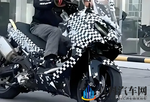 升仕550G杀疯了!5万级踏板竟配TCS+20L油箱,进口车慌了?-1