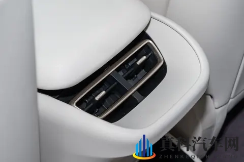 阿维塔06：高颜值，华为乾崑ADS +鸿蒙座舱，年轻人心中的豪华轿车-1