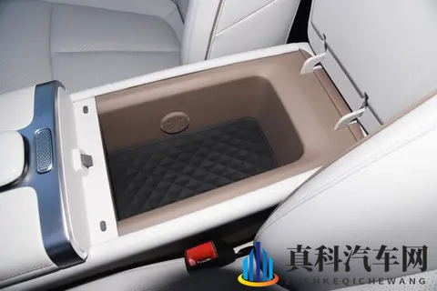 岚图泰山售价3799万起,家用大六座SUV,选它值么?-1