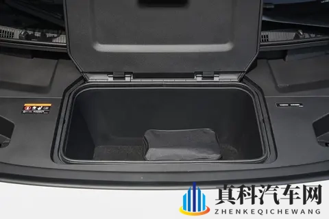 极氪009家用MPV实测:空间大+坐着舒服,适合三代同堂家庭!-1