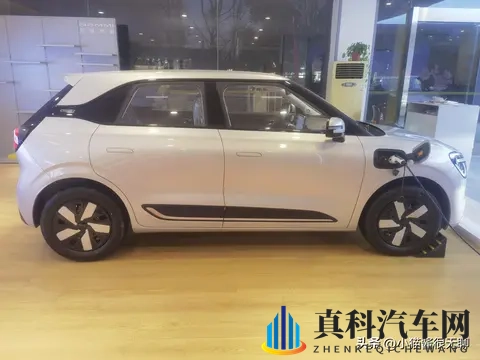 网友改装167度电池纯电车 续航破千公里 还带家人上路-3