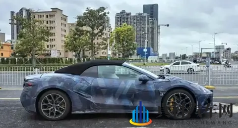 腾势Z敞篷版曝光:软顶设计+32秒破百-1