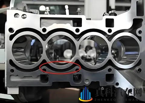 能腐蚀铝板的冷却液是否会腐蚀发动机，燃油车要不要定期更换？-3