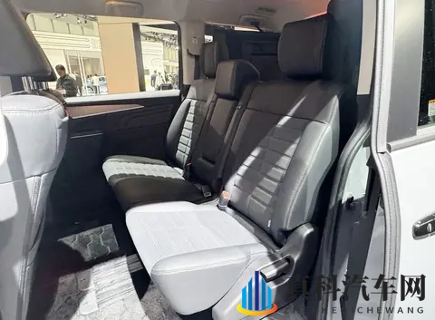 三菱新款四驱越野MPV亮相，侧滑门，2+3+2座椅，搭载2.2T柴油动力-3