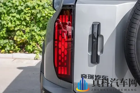 越野圈炸锅了！这台国产SUV一出手，合资硬派都慌了！-3