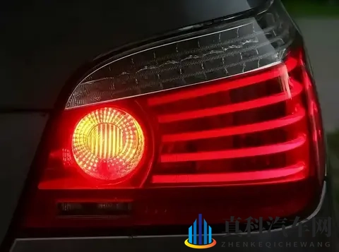 后雾灯为何必须是红色？安全设计有讲究-3