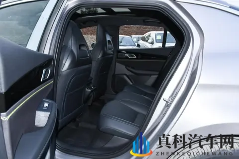 10万级全能选手!试驾第三代领克03,内外升级,性能依旧-3